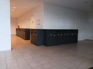 15 extragroße Paketboxen in einem Bürogebäude in Frankfurt installiert